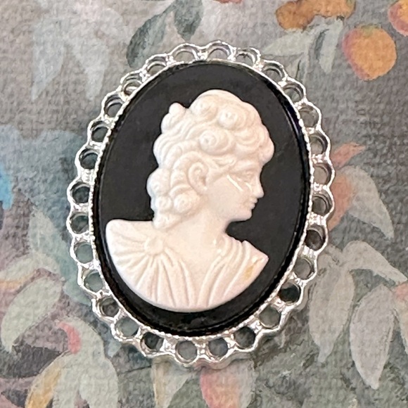 Vintage Black & White Cameo Brooch/Pendant Victorian Revival Shabby Chic - Picture 1 of 10